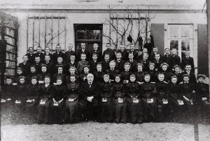 Pastor Rieke mit Konfirmanden vor dem Pastorenhaus um 1912