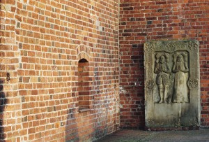 Der Harmelingk-Stein neben dem Kirchturm – links der Ring für das Halseisen