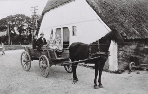 Willers Hilfen vor Warnkens Haus amTwiedelftsweg um 1920