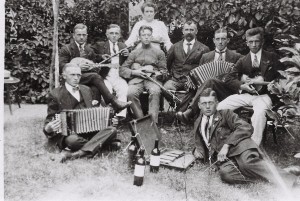 Club „Frisch auf“ im Sommergarten von Bothe um 1915