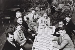 Lehrerkollegium der Arster Schule im Korbhaus-Garten 1936/37