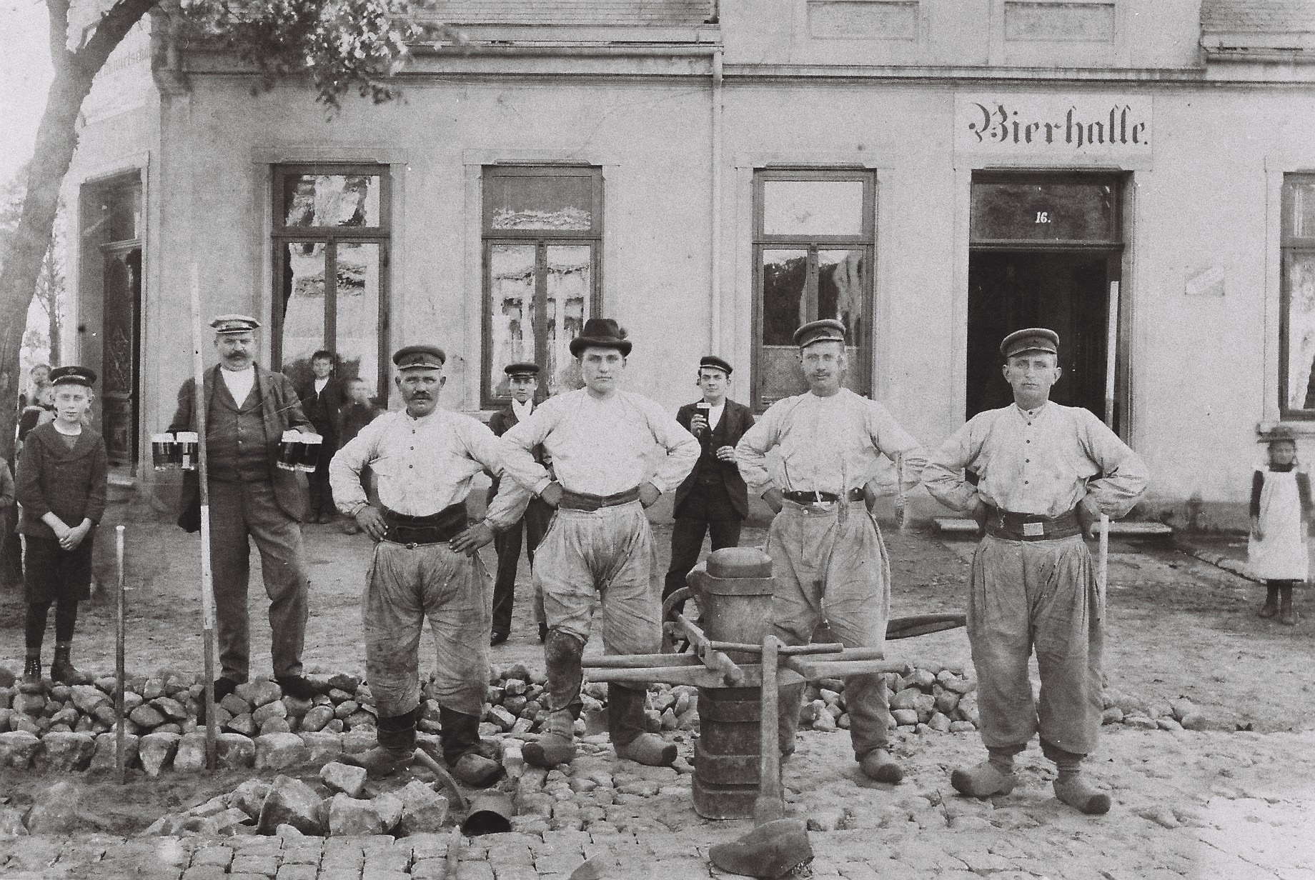 1900-ca-Chausseeleute-Rammer-vor-Bierlokal-Eduard-Busch-05304