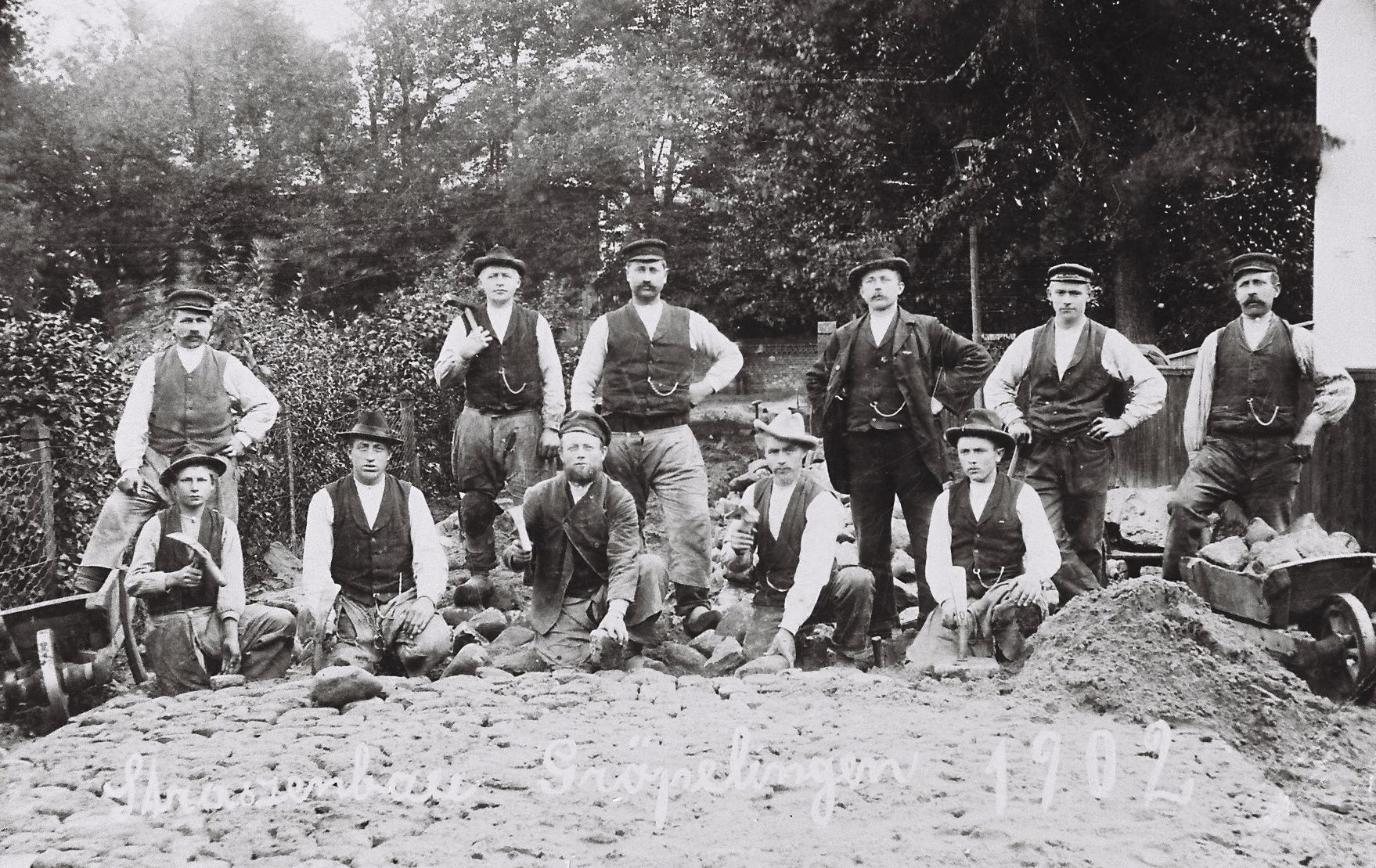 Meister Bätjer beim Straßenbau in Gröpelingen 1902