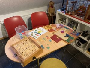 Alte Kinderspiele zum Ausprobieren und Bastelangebot
